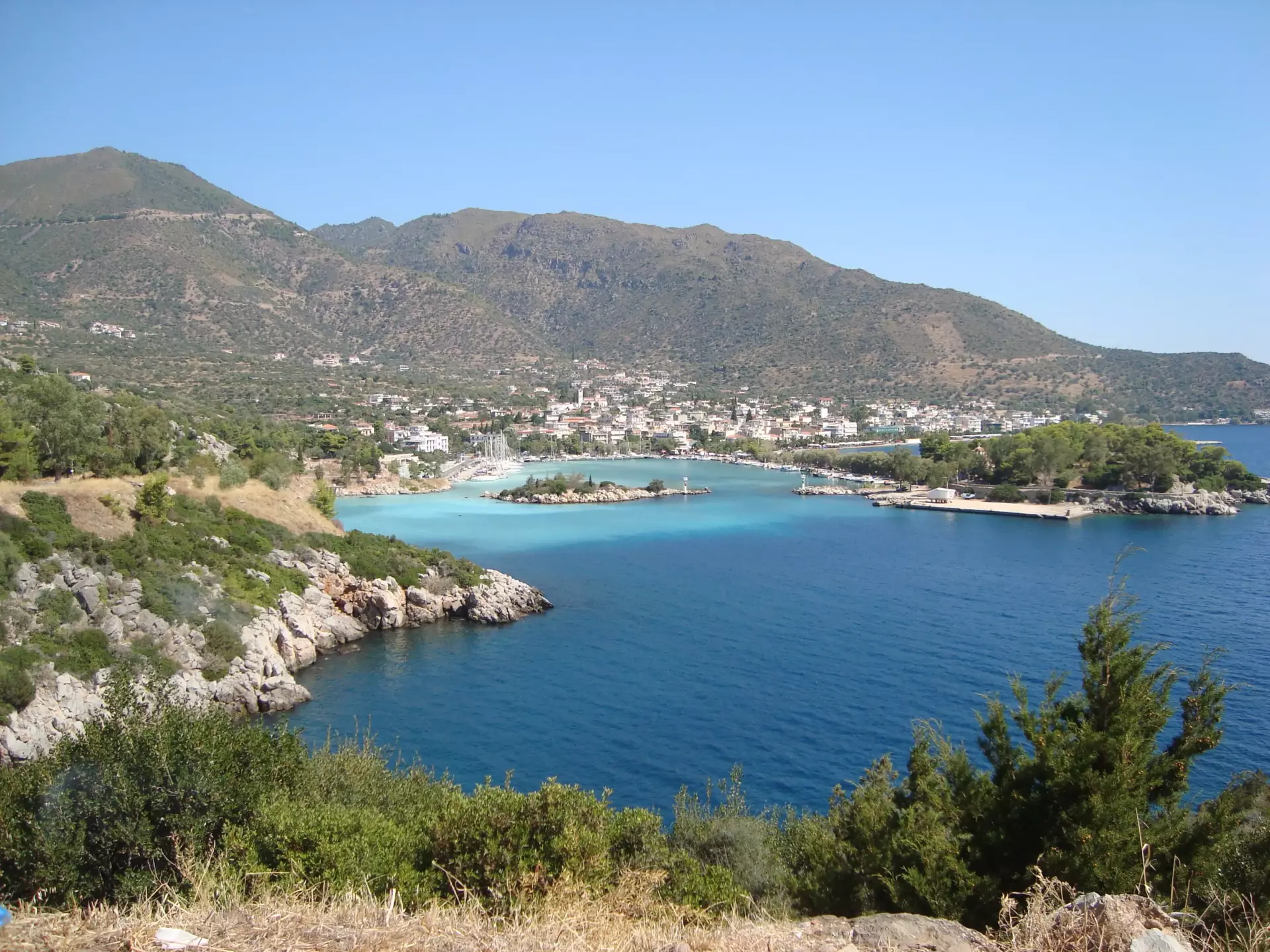 Methana, Grecia: Un’Isola di Vulcani, Terme e Natura Selvaggia