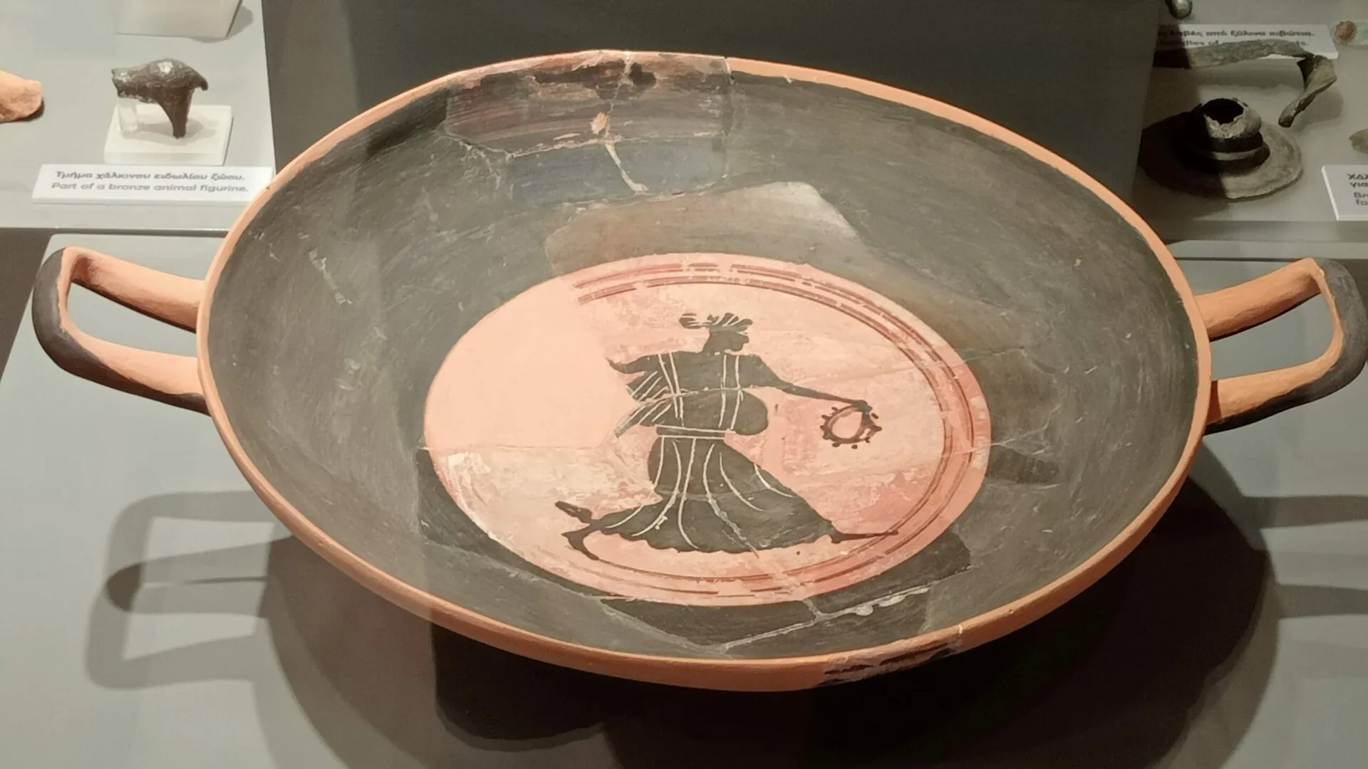 Kylix a figure nere con menade danzante VI secolo a. C.