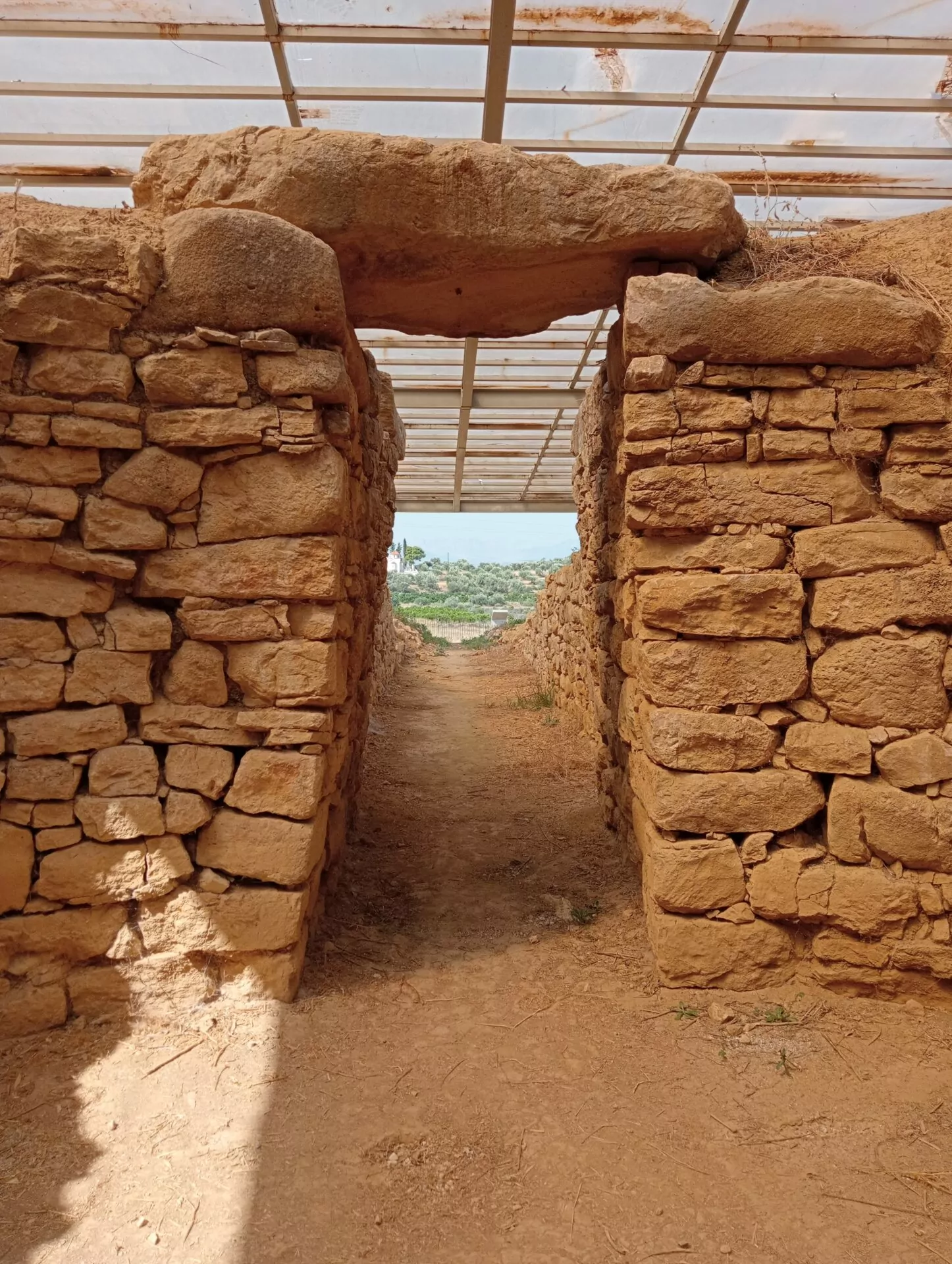 Necropoli Micenea di Dendra: le 16 tombe micenee